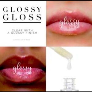 Moisturizing gloss